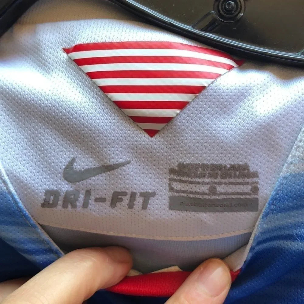 NIKE woman’s soccer jersey with two stars on it. Its a girls size large - Picture 5 of 8